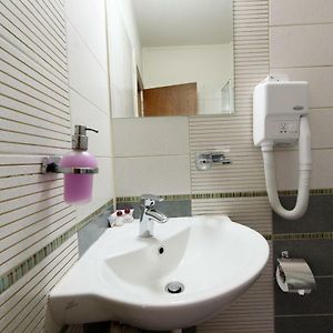Ekononiczny pokój z dwoma pojedynczymi łóżkami